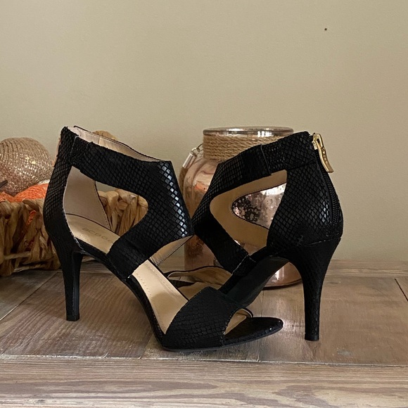BCBGeneration Black Snakeskin Heels 👠 - Picture 4 of 15